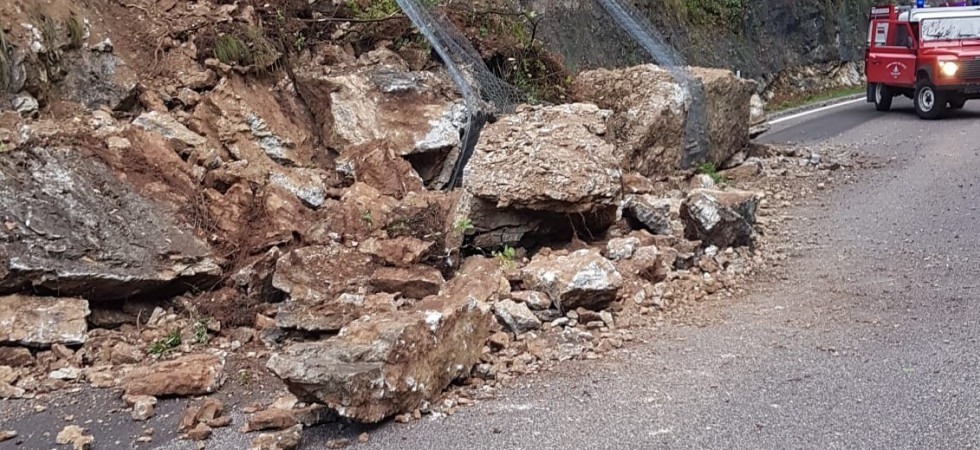 Caduta massi sulla strada: stop al traffico tra Loppio e Valle San Felice, disagi in tutta la Val di Gresta